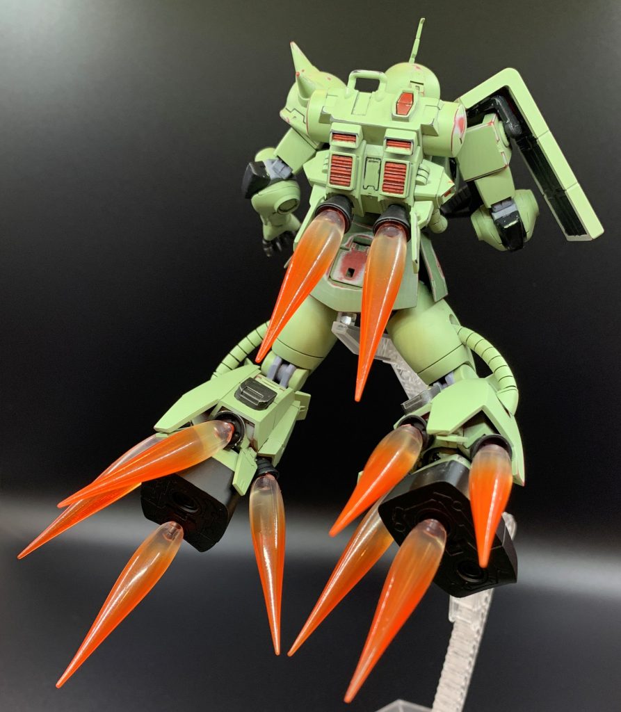 高機動型ザクはバーニアが沢山付いているので、噴射エフェクトパーツが映えますね。高機動型ザクはどこから見てもカッコイイです。電飾とかできれば更にカッコよさそうなので、今後の課題にしようと思います。