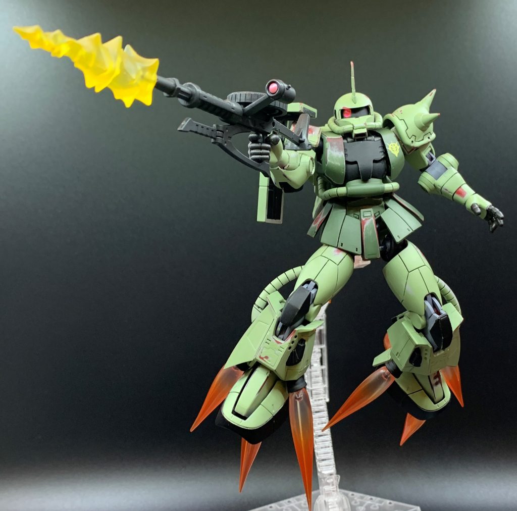 モノアイは製品のままだとピンクのシールが貼られているだけなので、くり抜いてクリアパーツ+メタリックシール裏打ちしました。元ののっぺりとしたピンクもアニメっぽい雰囲気があって悪くはないと思いますが。