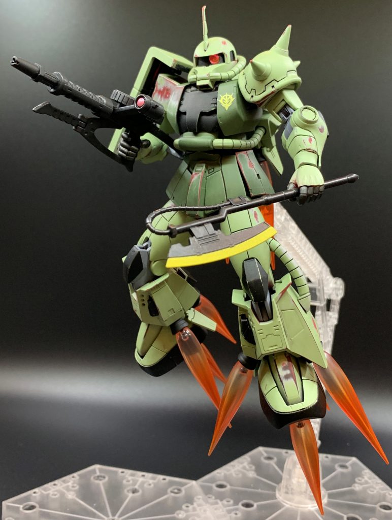 紅色の上から量産カラーを塗り重ねているので、擦れて塗装が剥げた箇所は地の紅色が露出しています。工場ではなく、搭載艦であるムサイ級「プリムス」内の簡易設備で塗装を施したので塗料の密着が悪く、デブリが当たる等で簡単に剥げてしまっていた、という設定です。剥がれがちょっと嘘くさいというか上手くリアル感が出せず、せっかく思いついたコンセプトを具現化出来ない自身の技術力を残念に思います。。ROBOT魂は完成済フィギュアですが、可能な限りバラバラに分解して洗浄→塗装しました。分解不能箇所でテープマスク出来る所はしましたが、マスクも出来ない所は潔くスプレーでブシャーと塗った後、筆塗りで塗り分けました。基本塗装終了後、所々ペーパーで擦って地の紅を出しました。今思えば肩アーマーくらいは未塗装にしておいて「ジョニーの名残を残した」という設定にしておけばよかったなと思います。