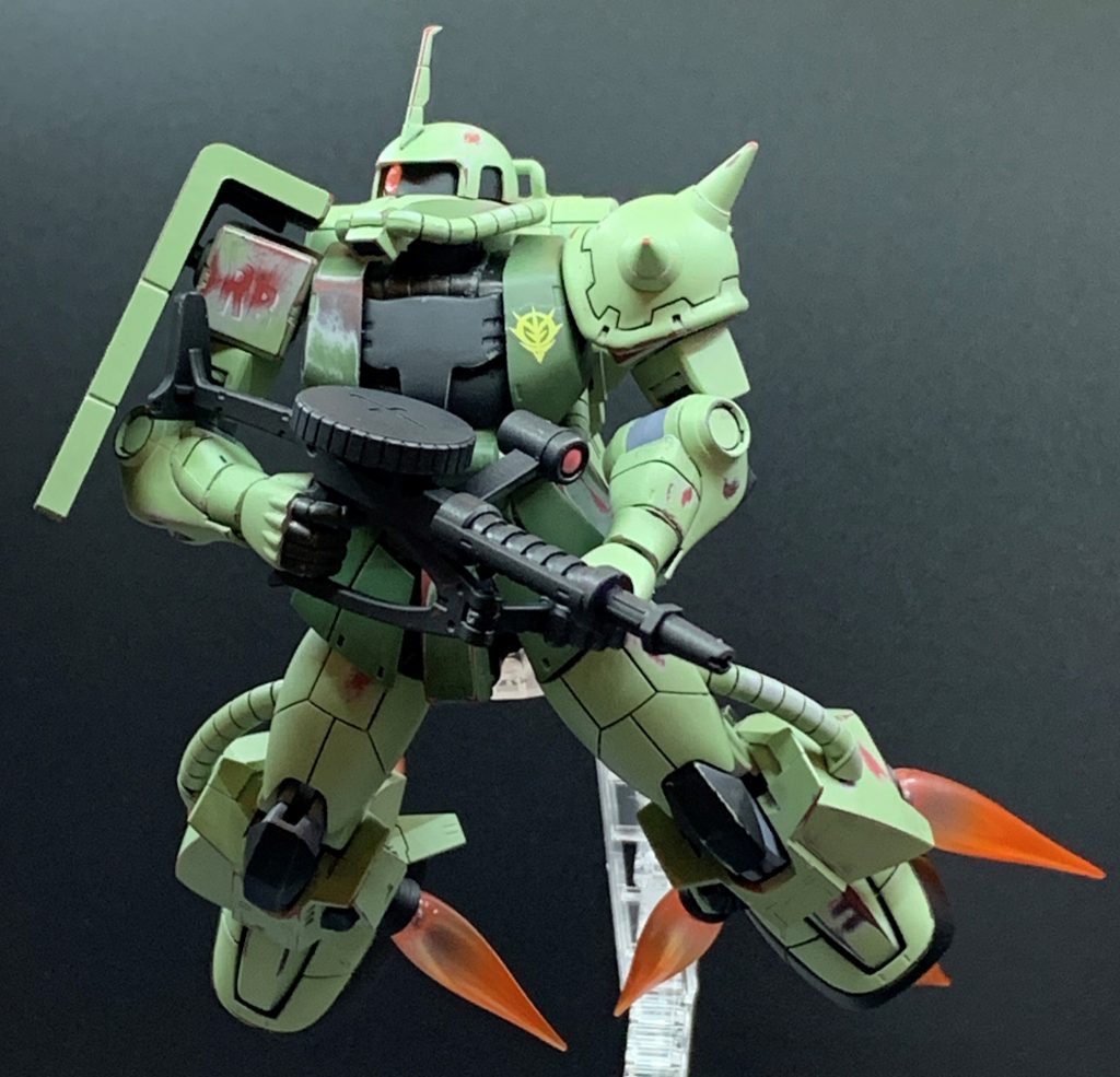 元々はR-1型のマツナガザクか黒三ザクを手に入れて普通に量産カラーに塗り替えたいと思いましたが、どちらも全く手に入らず、仕方なく入手可能だったジョニザクを調達しました。しかしジョニーのR-2型は公式設定上4機しか生産されておらず、全機に詳細なストーリーが付いてしまっています。なので、おいそれと量産カラーに塗ってしまうと公式設定と矛盾が生じてしまい、個人的にとても気持ちが悪いです。出来るだけ公式設定に矛盾しないようにするのが、私の中の「オラ設定」に対する拘りです。そこで思いついたのが冒頭に書いたような妄想設定です。