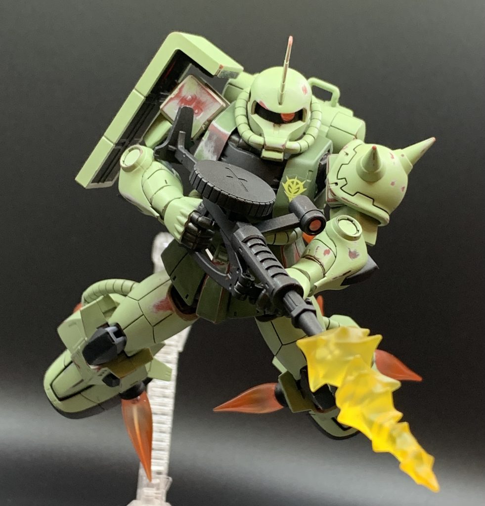 誰かの専用機って、撃破された機体以外は意外と最終的な顛末は設定されていない事が多いですよね。たしかPS2ソフトのガンダム戦記では、ガルマザクやシャアザクを本人達から直接「おさがり」するイベントがあったと記憶しています。ガンダムに斬られた右腕をA型の部品で補修し、急いで簡易的に色を塗り替えてア・バオア・クー戦で部下に引き継いだシャアゲルとかを想像しても面白そうです。そんな感じで、色々な「専用機のその後」を妄想するのも中々趣深いかもと思う今日この頃です。