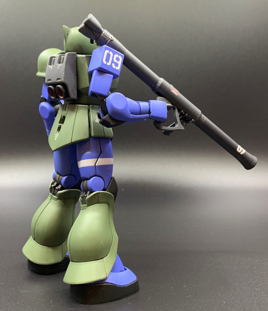 あとは何の工夫も何もなくただ穴を埋めただけです。構想時点で想定していたよりかなり少ない工数で工作完了しました。気軽にアニメ並に稼働しまくる旧ザクで遊びたい方にはおススメの改造だと思います。