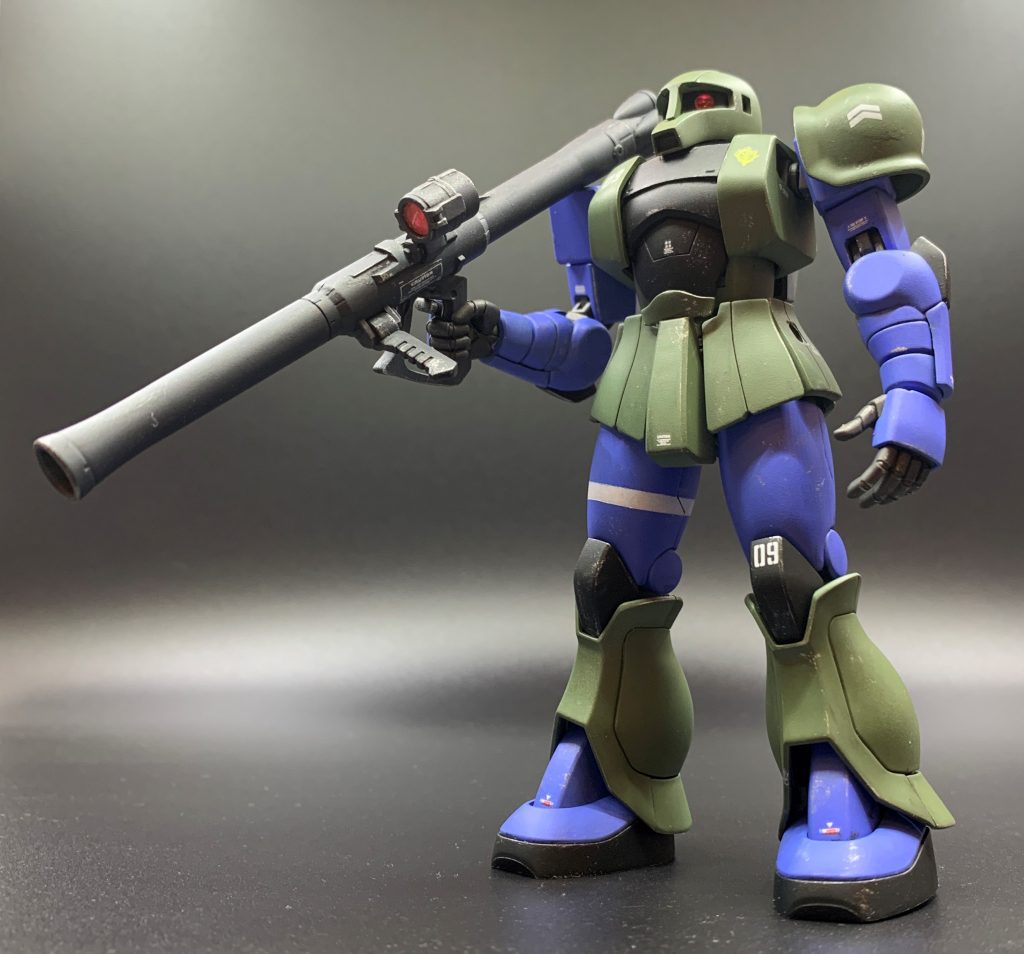 頭部と胸部パネルはHGUC旧ザクを使用し、他の部品は全てリバイブシャアザクの物です。主な加工箇所は下記です。・旧ザク胸部パネル合わせ込み、接着・動力パイプ除去、接続穴埋め・左肩スパイク除去・右肩シールド基部除去、プラ板で穴埋め・首短縮・前腕合わせ目消し・頭部後ハメ加工後合わせ目消し、クチバシ薄肉化、Hアイズ化頭部はシャアザクから改造しても良かったのですが、HGUC旧ザク頭部が非常に優秀な造形で、シャアザクボディにも違和感なく付いたので流用しました。アニメっぽい造形なので、コーションデカール類は貼り過ぎないようにして、汚しも軽めにしてみました。