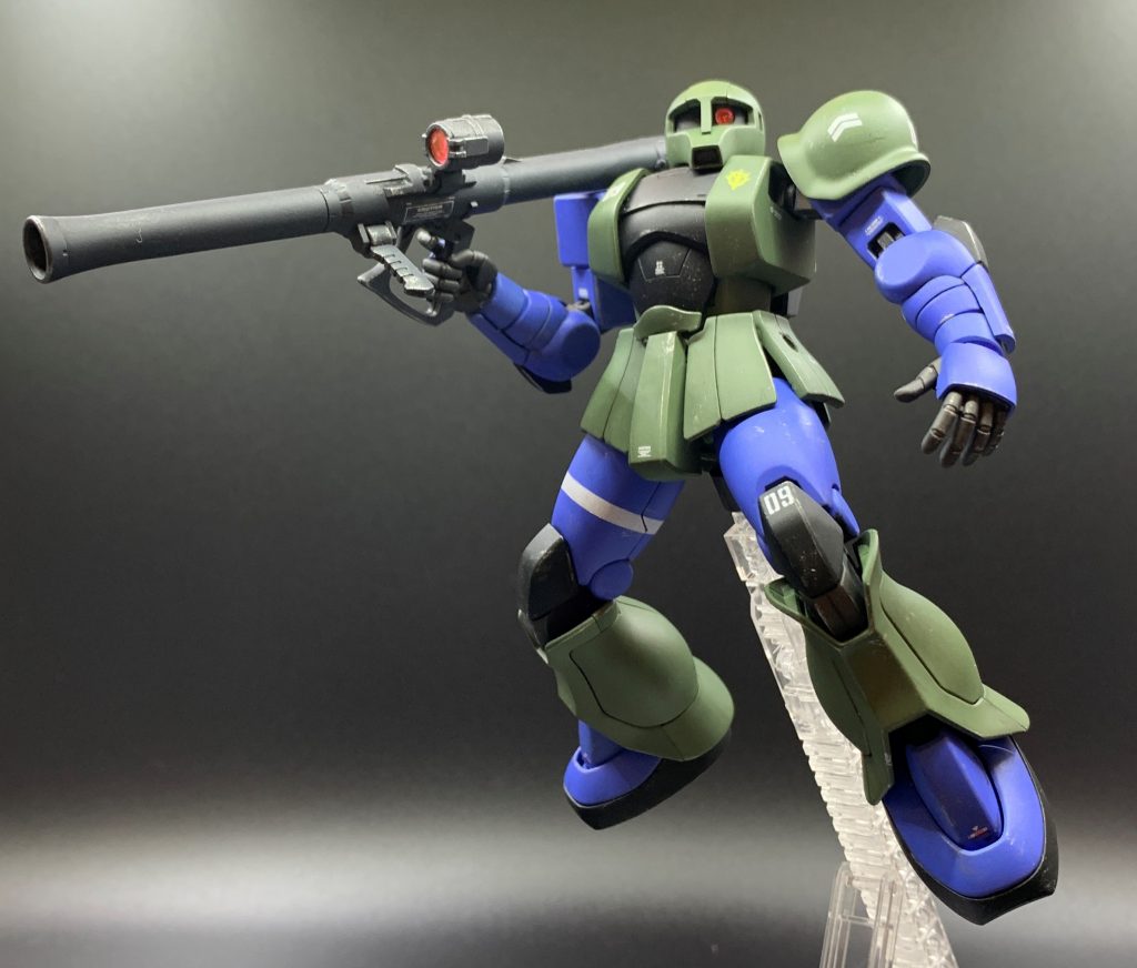 リバイブシャアザクはメリハリのあるすらっとしたプロポーションが魅力の一つだと思いますが、旧ザク化で胴体の動力パイプが無くなった分、脇腹のくびれがちょっと強調され過ぎてしまいました。なので脇腹は少し太らせようと思ったのですが、急に面倒くさくなったのでそのまま放置です(苦笑)