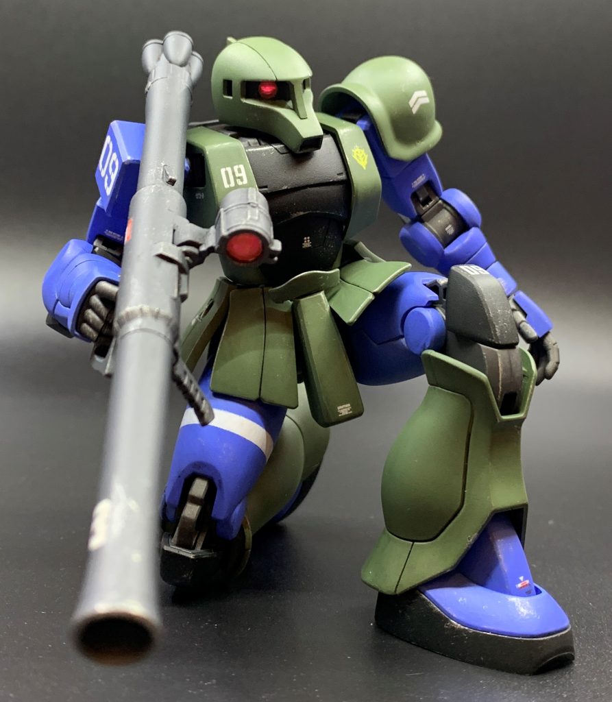 HGUC旧ザクも発売時期を考えると優秀な可動範囲を誇りますが、やはりリバイブシャアザクの脅威の可動範囲の前には霞んでしまいます。特に、無改造で自然なしゃがみ姿勢が出来るのは感動モノですね。HGでちゃんとしゃがめるキットって、実はかなり少ないんじゃないでしょうか。