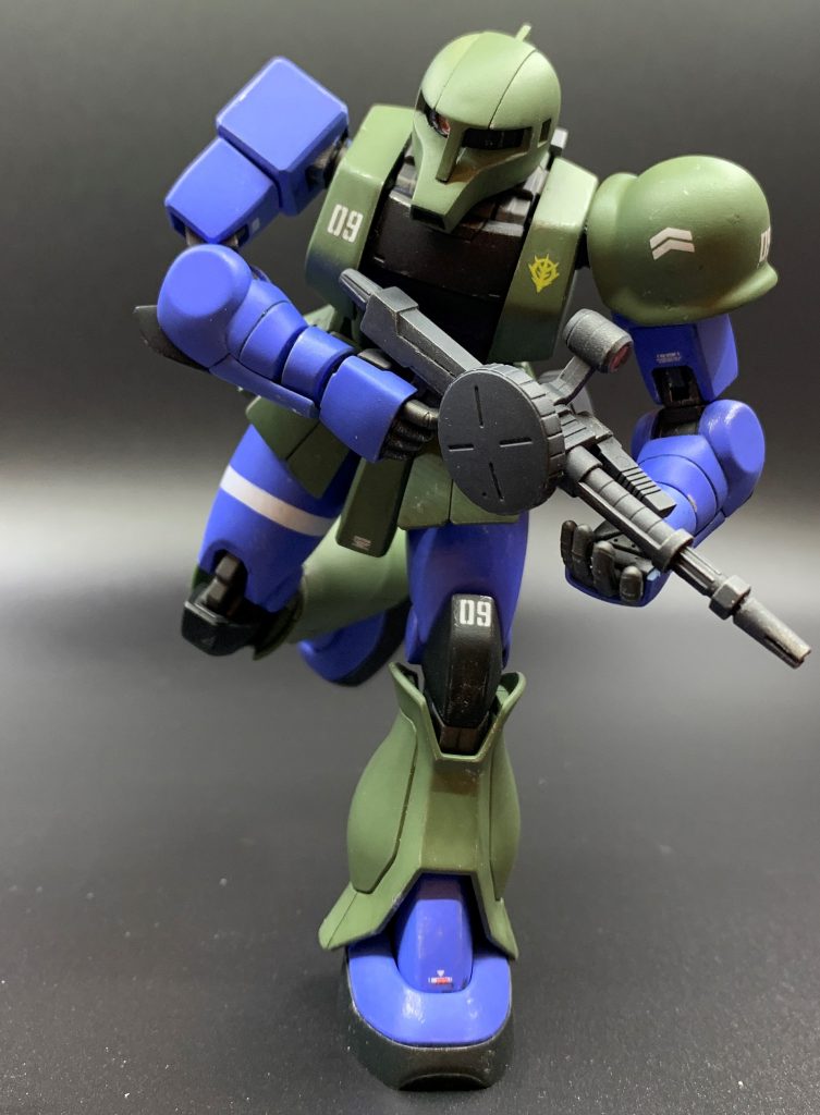 このキットの泣き所である前腕の合わせ目ですが、後ハメ加工はせず接着し、肘関節はテープマスクで対応、肘アーマーは一度スプレーで青に塗ってしまった後筆塗りで黒にしました。小面積でムラが目立たない部分は、基本的に筆塗りを選択するようにしています。筆塗りはあまり道具を広げず短時間でササッと段取り出来る上に、塗り絵みたいで作業してて楽しいので好きです。膝横とスネ横にもちょっといただけない合わせ目があるのも完全に忘れて塗装してから思い出しましたが、まあなんとか許容範囲の見た目ですし、何よりそこから消すモチベーションは湧かず今回はスルーしました。