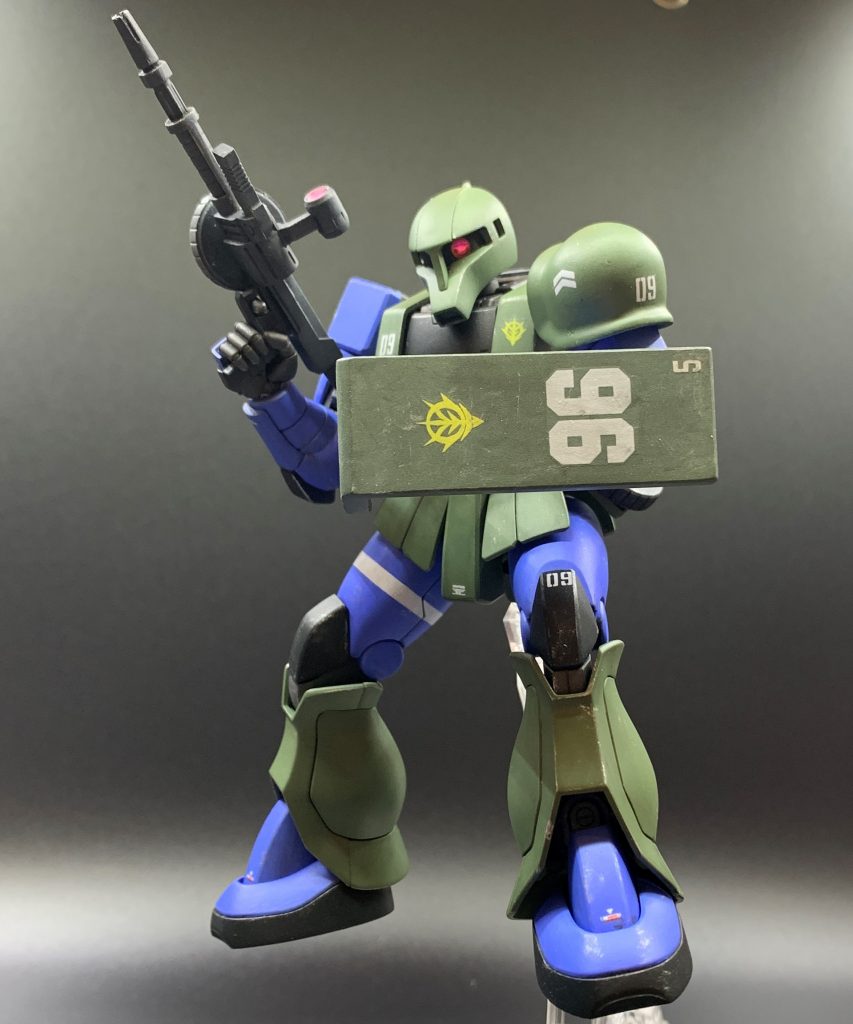 頭部は合わせ目を消し下部をくり抜き、後ハメ化しました。HGUC旧ザクの定番工作ですね。あとはクチバシの縁の肉を削って薄くしました。そのままシャアザクに付けると首が長過ぎて不自然だったので、首のボールジョイントを一旦切り取り短くし、再接着しています。モノアイはΦ3mmHアイズ化しています。