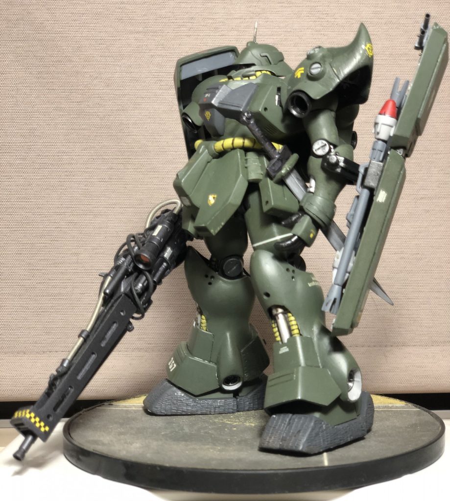 1年戦争からの生き残りベテランパイロットなのでしょう、ヒートサーベルを携行してます。「光剣は信用できん!実剣だ!!」とか言ってるんだと思います。