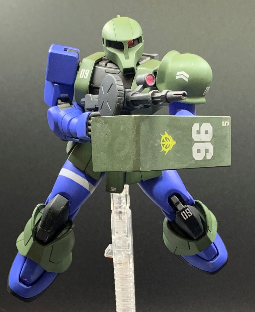 一部厄介な合わせ目があるものの、全体的に構造も良く出来ていて何よりとても組みやすく、かつグリグリ動きまくり完成度の高いキットだと思います。量産型ザクは既に発表されていますが中々発売されないですね。バンダイ工場拡張したのに生産追いついていないんでしょうかね。このフォーマットでも、どんどんザクバリエーション出してくれるのを祈るばかりです。最後までご覧いただきありがとうございました。