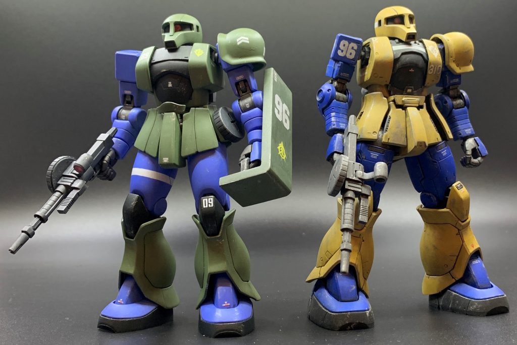 以前制作した「オリジン胴体+HGUC頭部旧ザク」と並べてみました。頭部は全く一緒ですが、全体の雰囲気は全然違って面白いです。HGUCリバイブは旧キットの流れを順当に進化させた印象があり、オリジンはやはり新機軸であることを実感します。肝心のオリジナルHGUC旧ザクが無いので、いつか組んであげようと思います(笑)