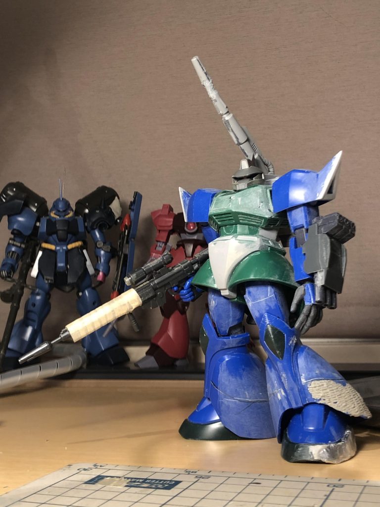 制作中の様子。ドッシリとした重モビルスーツ感を出すのが目標でした。