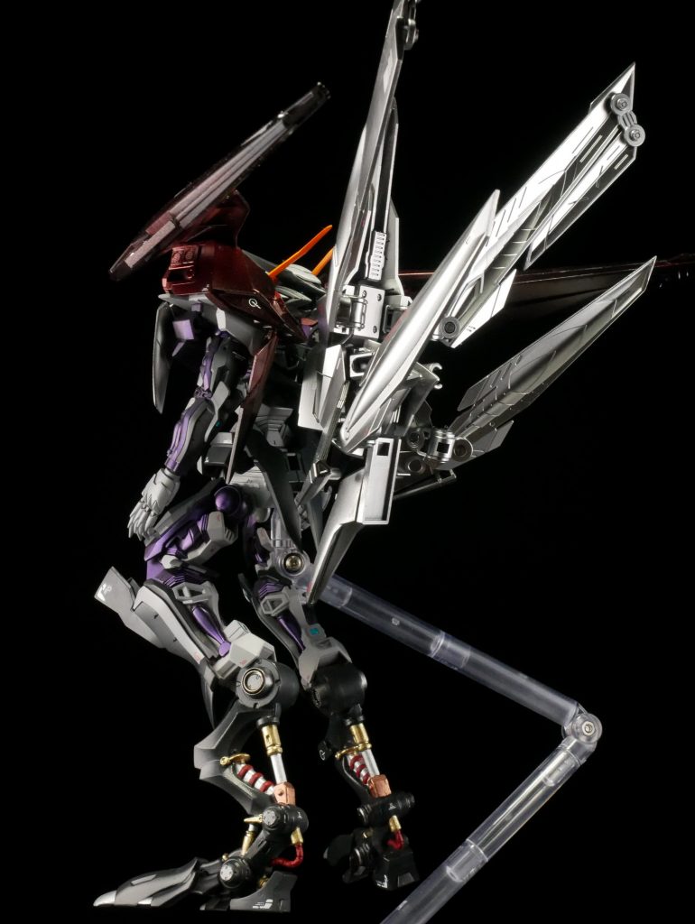 背面にはノーネームライフルを背負わせましたが、ハッタリ感ありありで気に入っています。