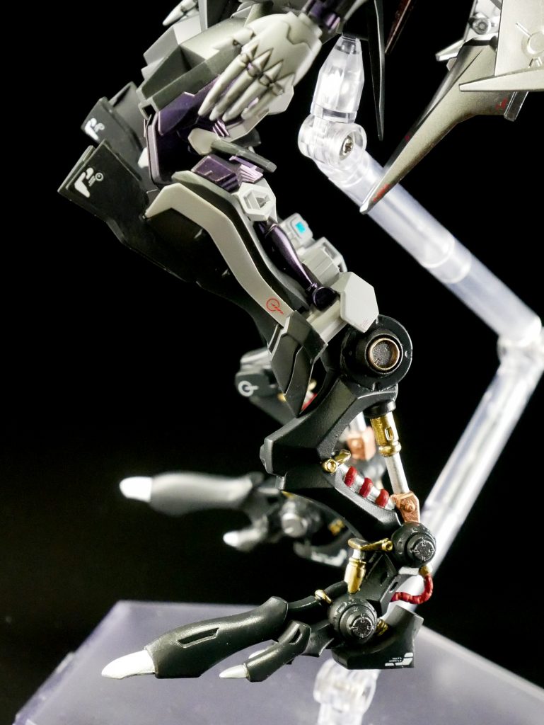 特徴的な長い脚部ですが、好みで膝(?)から下をまるっと別キットのものを置き換えました。シリンダーディテール部は細かく塗り分けています。