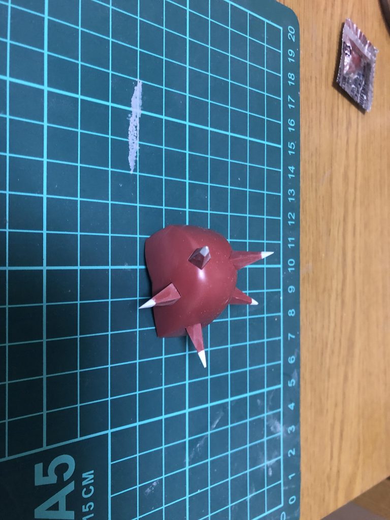 アーマーをあまりのランナーで延長して、尖らせました。