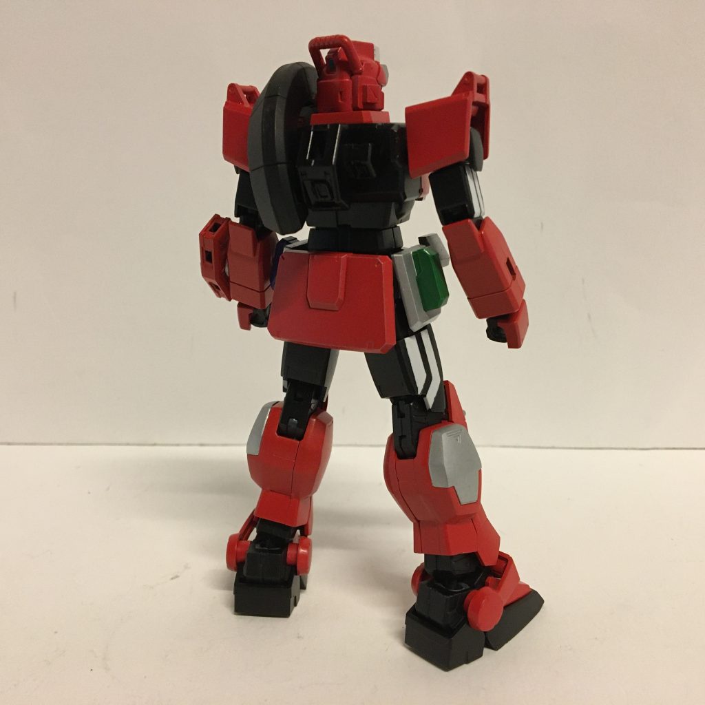 背中はさらにさっぱりしています。コアガンダム系のパーツでタイヤにジョイントパーツをかませて装備できるようにしてます。手足のラインは整形色を利用しマスキング塗装になります。