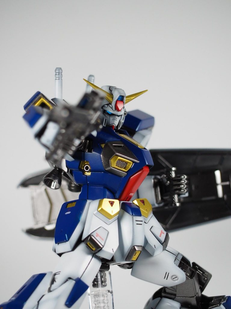 イエローゴールド以外の外装は縁を残すようにグラデーションを掛けて仕上げてます