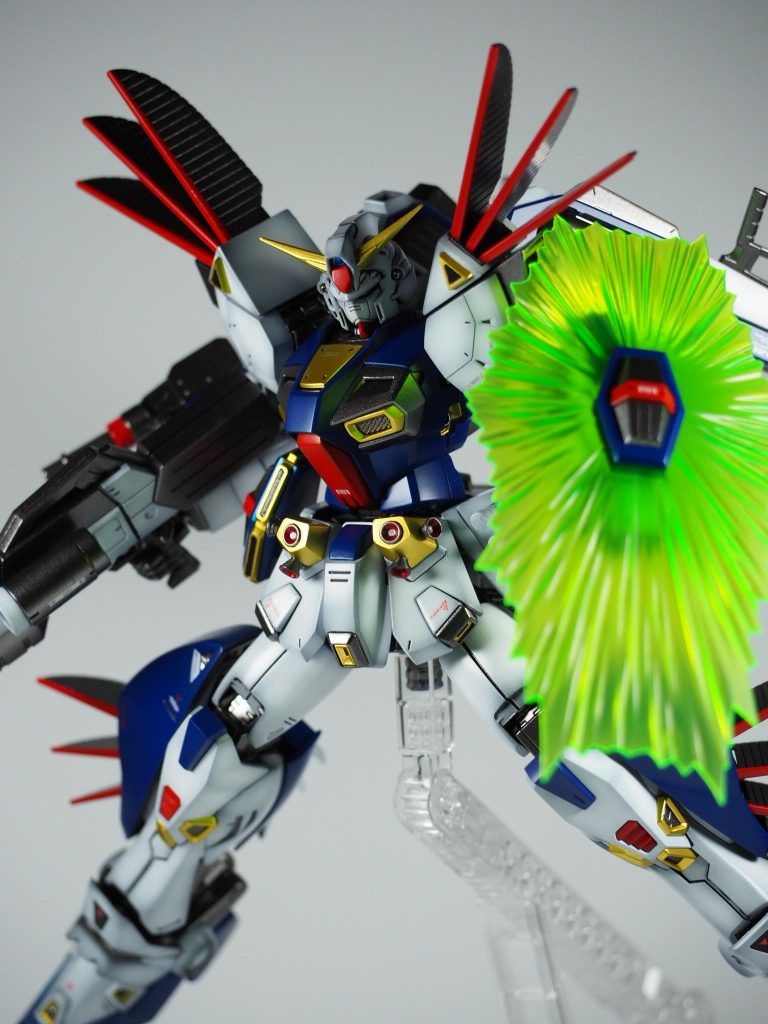 全身のフィンは今回のキット化の見本ではすべてホワイトに配色が変更されていましたが、公式の公開してる設定画は今まで通りグレーだったりするという謎プラモデルではよくある話なので気になった人はおとなしく塗装しましょう