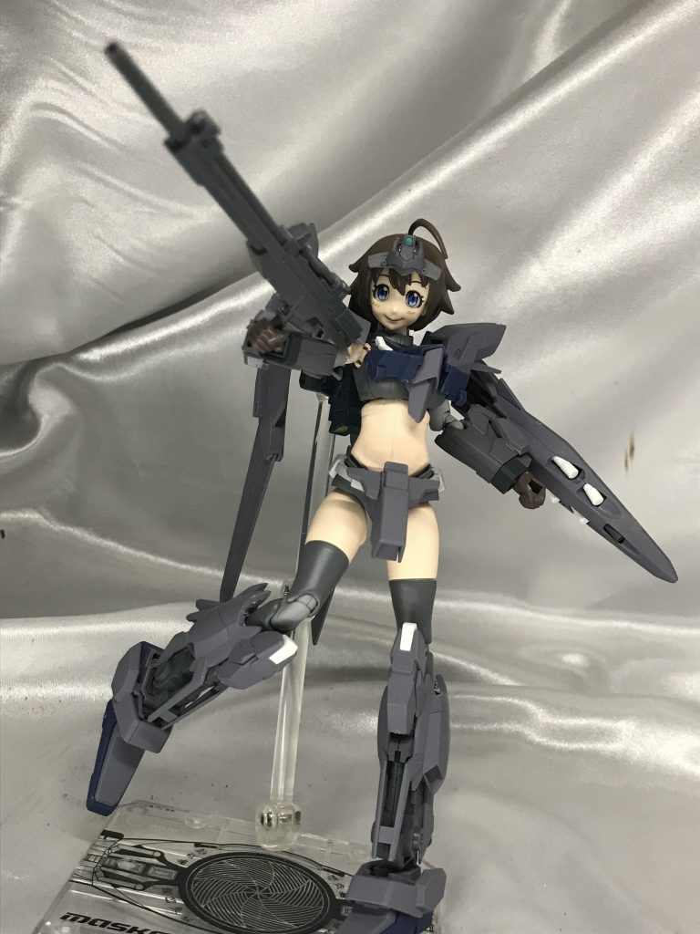 ライフルはたしかリゼルのものを転用してた気がします。とにかく足を長く綺麗に見せてるので、撮影してて楽しいです。