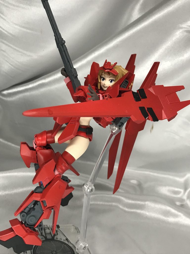 デルタといえばこの盾。これが余剰でついてくる百万式の豪華さよ（＊゜ー゜）盾は見た目通り大きいので、背中よりアームで支えています。