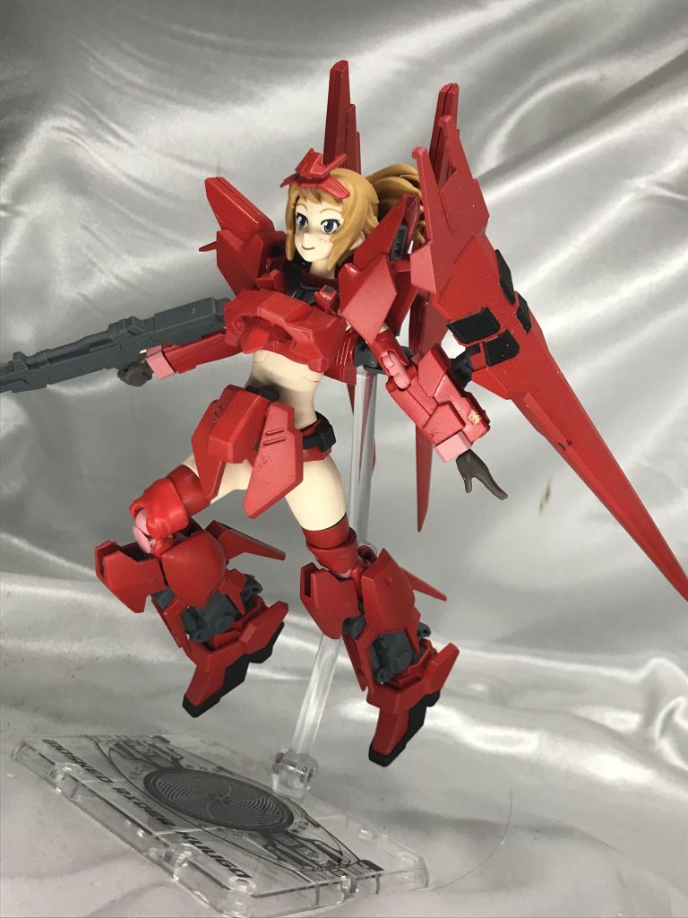 これ撮影中に気づいたんですが腕の塗装がっつり剥げてますな！こちらも非変形なので、このまま飛行する感じです。