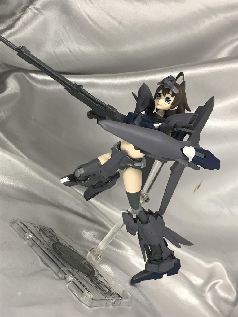 変形を想定していないので、このまま高機動ポーズ。デルタプラス系譜の足は本当にかっこいいですよね。