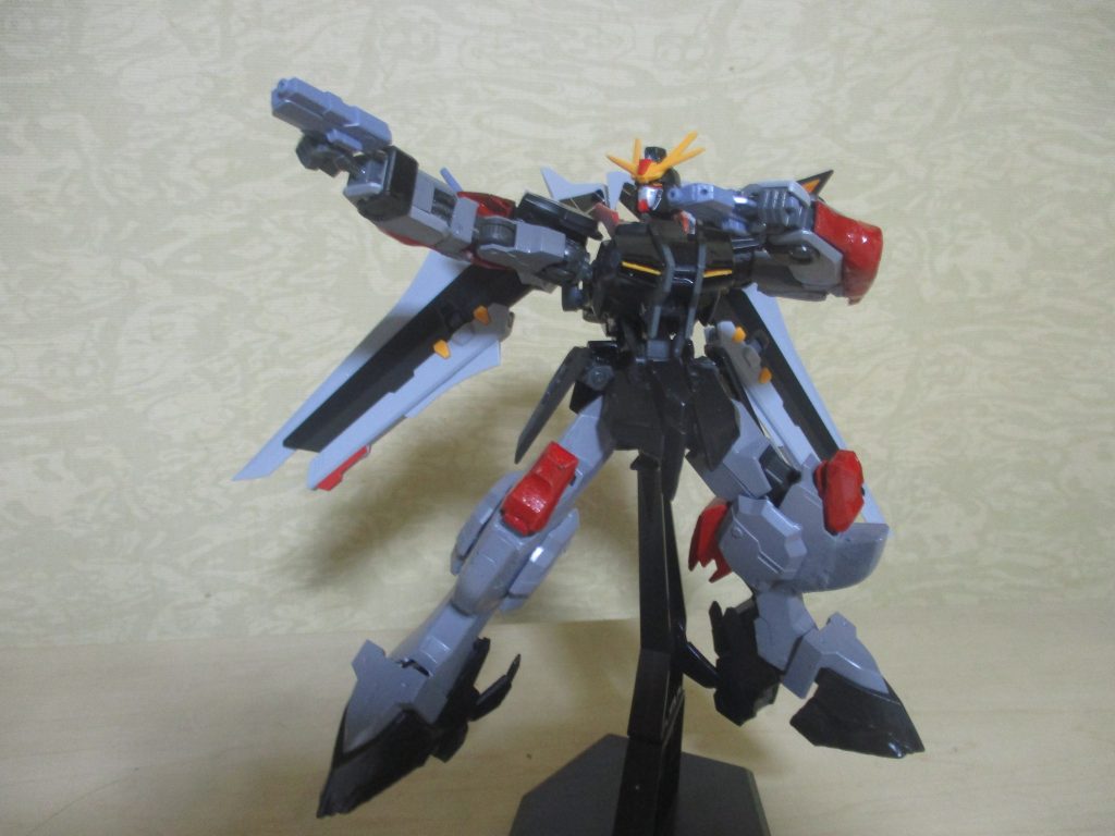 ノワールの武器は全て使えます。ビームライフル（「鉄血」世界に合わせて実弾が発射されます）。