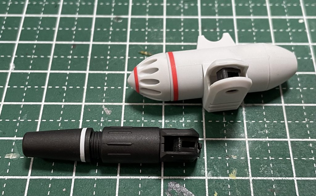 キャノンとミサイルランチャーが付属しますが、ジョイントパーツが一組しかないので、ジャンクのポリパーツから似た形のものを持ってきて加工しました。