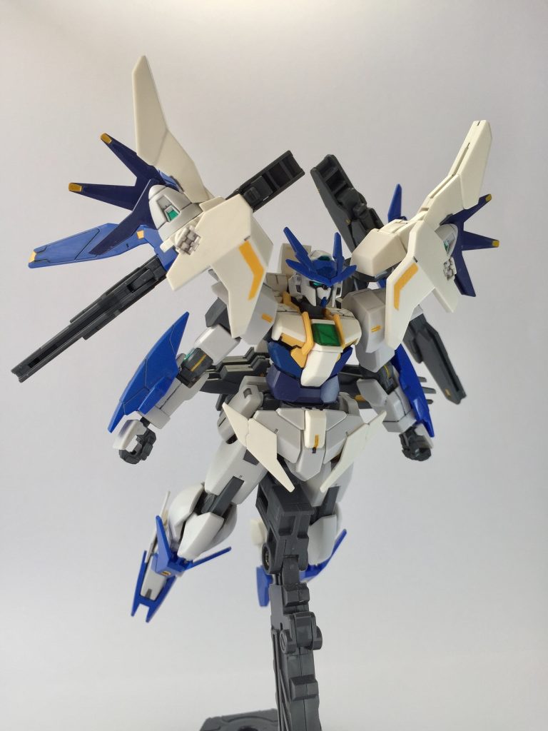 「ダブルオー＋デスティニーの要素にフリーダム系を足した」と思っていたため挿し色が欲しくなったのですが、「ゴールドの挿し色では要素がストフリだけになってしまう」と思い、胸のイエローを活かして散りばめてみました。途中イエローばかりではしつこくなると気付き、一部にグレーを入れ整えています。