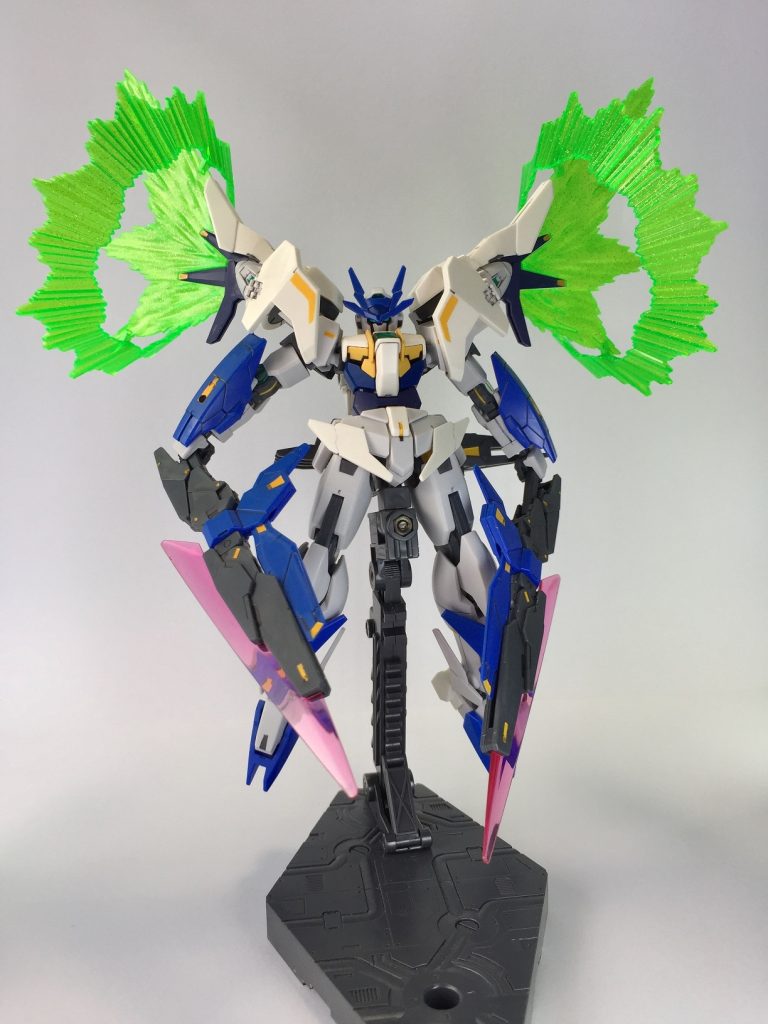 本体だけでなく、背部のアームドウイングバインダーにもイエローを足しています。腕のスカイブレイサー・足のスカイレガースにも入れていますが、こちらはデスティニーの手甲をイメージ。