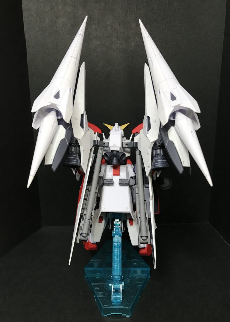 素立ちを後ろからお尻アーマーへのシールドの取り付け部には余ってたビルドパーツを利用しています。バックパックのブースターの取り付けにも、自由度の追加とシールドとの干渉を避ける為にビルドパーツを利用しています。ドリルが存在感を主張しています。