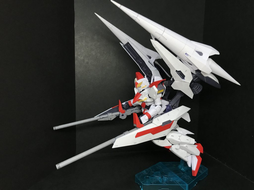 アクションショット②この状態だとGNアームズとかミーティアみたいに見えなくもないので好きです。シールドは左右で柄を変えています。ドリルからも推進力が出そうですね。