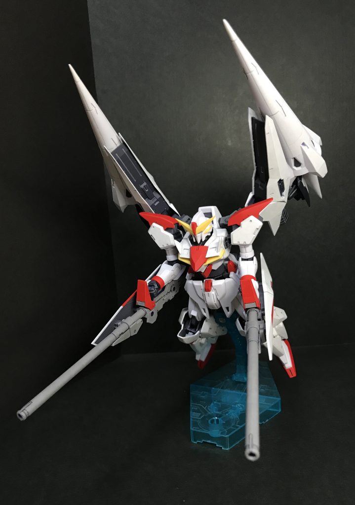 アクションショット①シールドの砲はちゃんと前に展開して手で持たせられます。ヴェズパーっぽい装備は大好きです。きっとドリルの先端からはビームが出るのでしょうね。