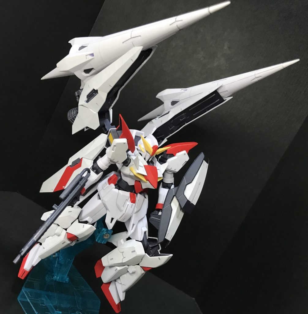 アクションショット③シールド（小）とビームライフルを持たせた状態。ドッグファイトはこの状態でやるのでしょう。ドリルがすごく邪魔そうです。