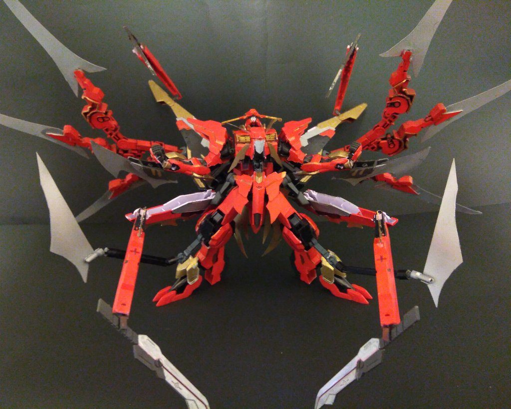 この機体の最大の目玉！＜かっこいい技名（考え中！）＞！！マルコシアスのアーム展開ギミックだけでなく、脚や羽根のブレードアームを展開します！