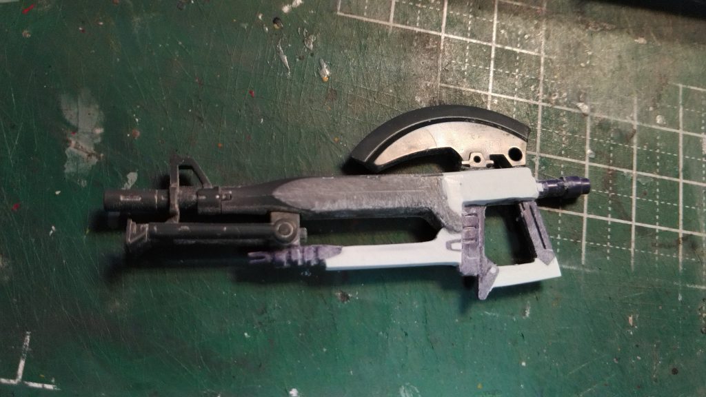 専用ライフルは元々がペラペラだったので、システムウェポンの余りパーツとパテで幅を広げてアックス部分も大型させました。