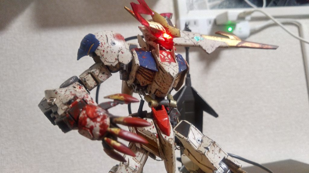 グレイズをちぎっては投げしてるときに、返り血ならぬ返り赤オイルが出てるシーンがあるけど、付着せずサラサラと流れてくですよね。ですが思いきってオイル浴びてる風にしてみました🖌️やりすぎでしょか❓️🤔