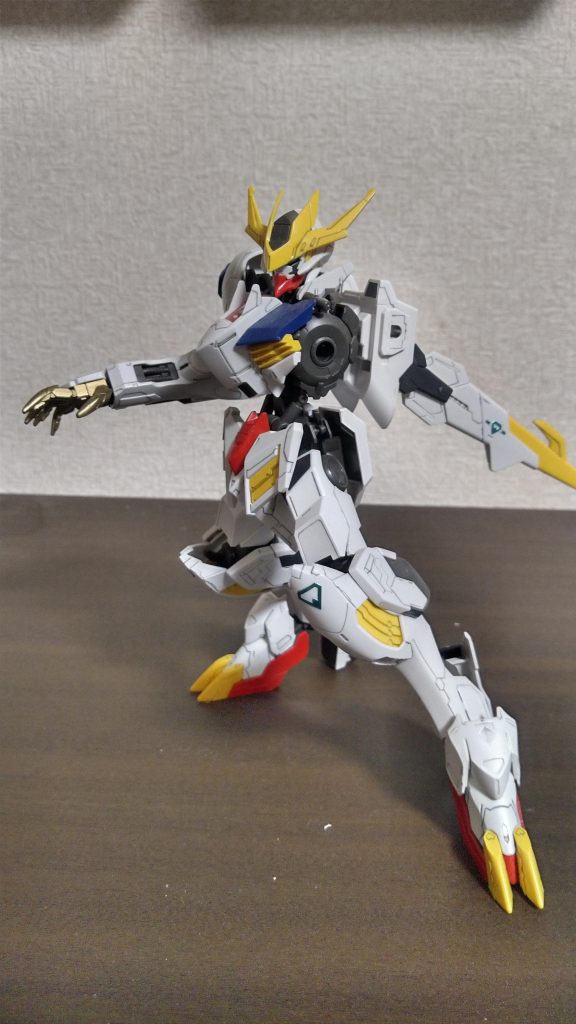 素組の状態からアニメを見て、破損箇所を外してキズとウェザリングする前。完成したの見たらキズ入れすぎかなと反省😅