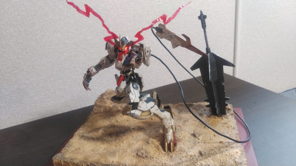 対艦メイスを多少破損させて端にグサリ。あとテールブレードのワイヤーのヒュンヒュン感を出したかったので、100均のワイヤーで長くしてみました。