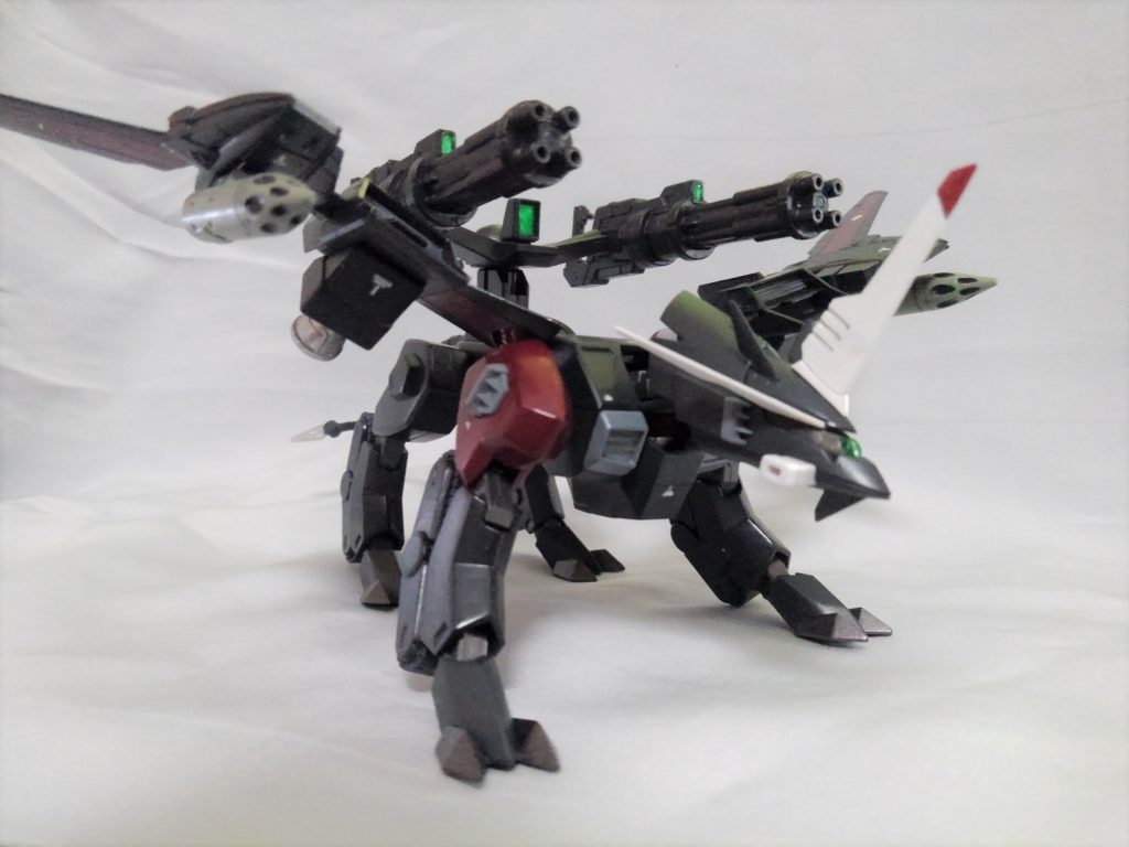 モノアイは中央をピンバイスで抜いて大きさを調整し、ビルダーズパーツで塗っています。当初はチップLEDも仕込もうかと考えていましたが、胴体に電池ボックス等を入れるスペースを作るのが難しいと判断して、今回は断念しました。武器に関しては、そのままでもよかったのですが、別のが欲しくなり、カスタマイズキャンペーンのビームガトリングをターレット部につけています。ただ、ウイング部と干渉するかなと思い、同キャンペーン品についていた接続用パーツをターレット部に追加しています。そのままだと少し緩いので、スペーサーとしてランナーが入っているビニール袋をカットして使っています。
