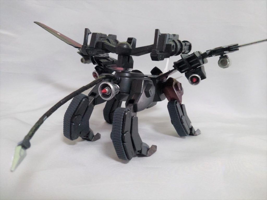 ウイング部に関してはジャンクで持っていたバクゥのウイングをベースに、アームアームズのスラスターとビルダーズパーツを組み合わせて作りました。お尻のブースターもビルダーズパーツに変えています。尻尾に関しては、ラゴゥハイマニューバのものを参考に、基部をビルダーズパーツ、100均のビーズ、タミヤのパイピングケーブル、テールブレードをイフリートシュナイドのヒートダガーで作りました。ちなみに、着脱可能にして、無い状態では、プラパンで作ったフタをつけています。