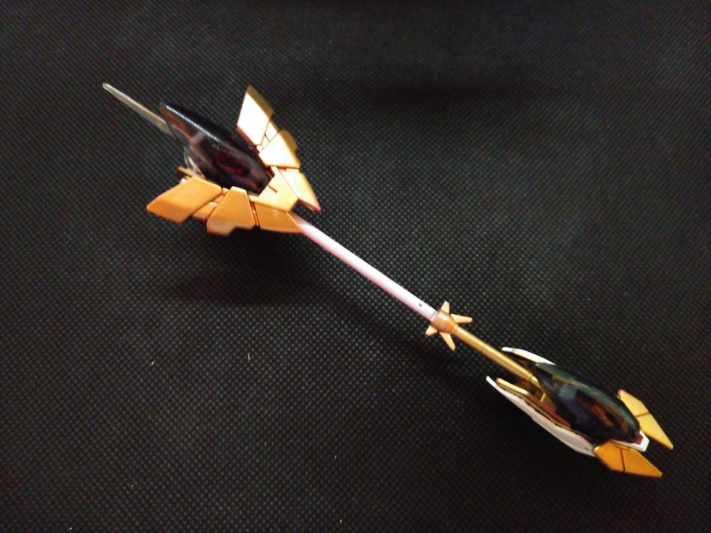 ロッド端部にアニマリゼアーマー腕部を接続。ビームウィップの柄にロッドを接続。ロッドの先は手首用ボールジョイントを接着しています。