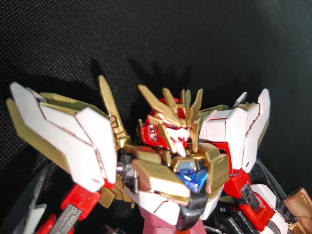 マギアリゼ時は白い髭をイメージした顎もフェイスガードと合わせて噛み砕く牙の如く!放熱型のフェイスマスクの強度不足を補う設定。F91風に光れ(願望)