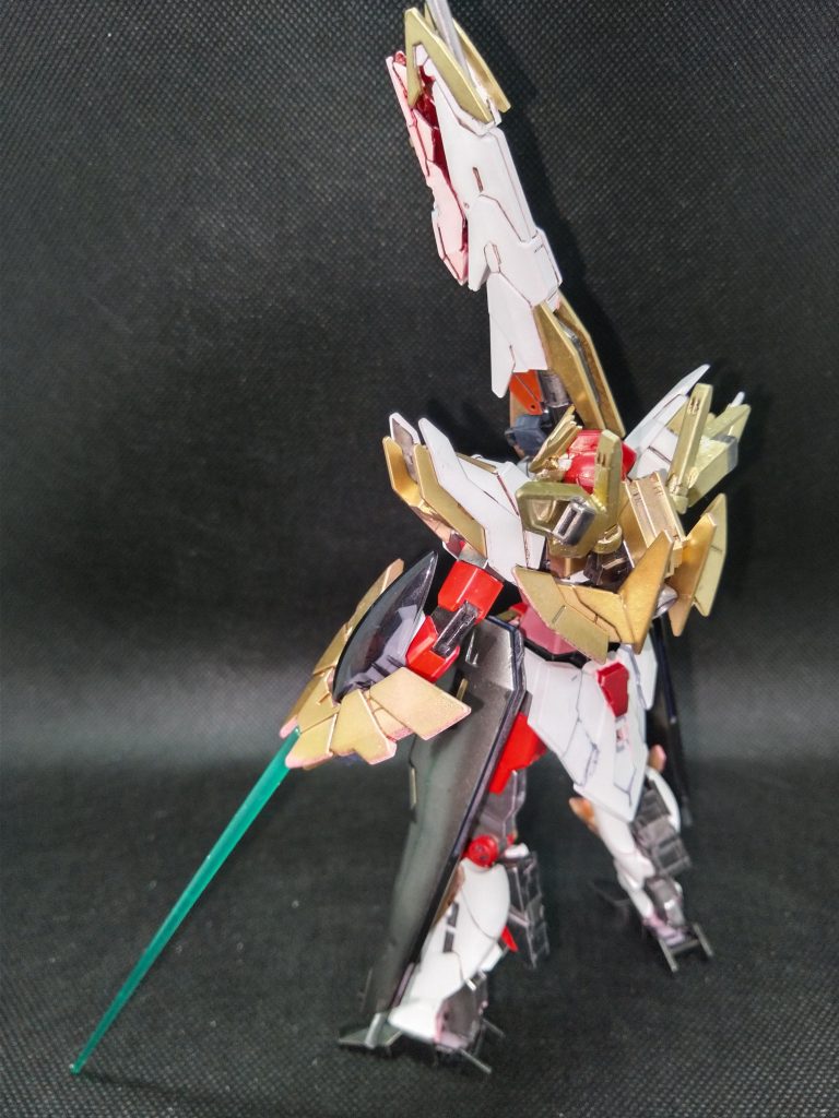 マギアリゼ時には腰部へ移動させていたバックパックは正規の背面に。推進器付ビームナイフにより機動性を向上させている設定。