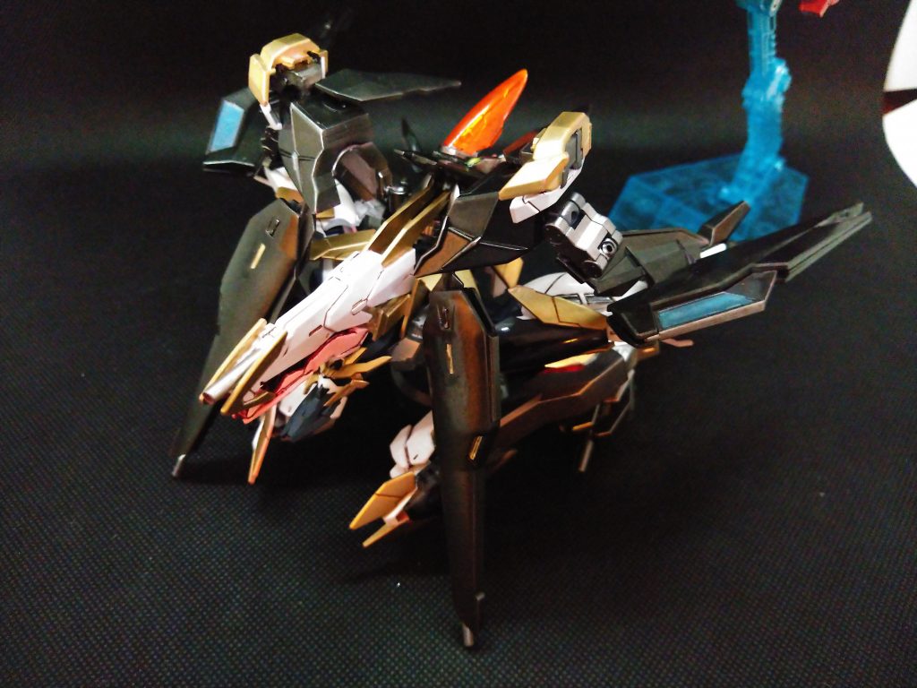 【マギアリゼアーマー】龍を模したリゼアーマー。ライフルの砲撃の他、アニマリゼアーマーやスーパードラグーンによるオールレンジ攻撃を備えている。