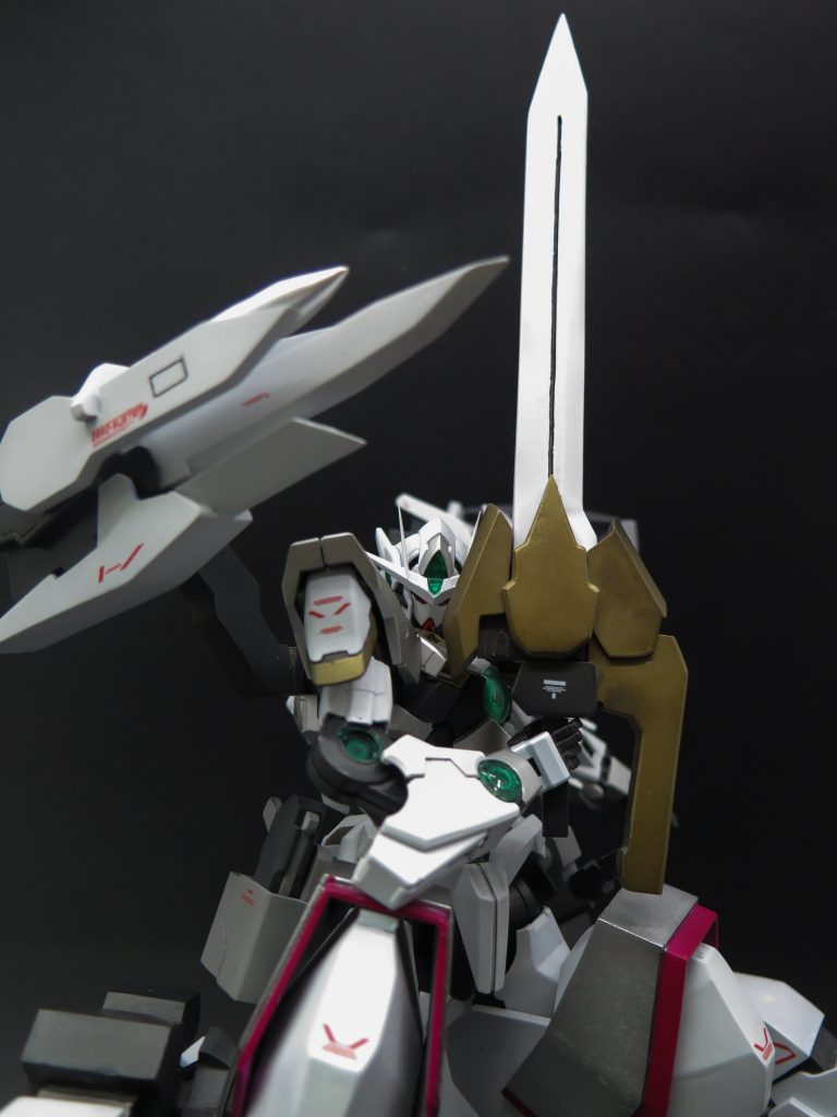 GNソードVII---エクレシアMk3単純の中型実体剣。使用しない時にはGNアルビオンバインダーに懸架する。