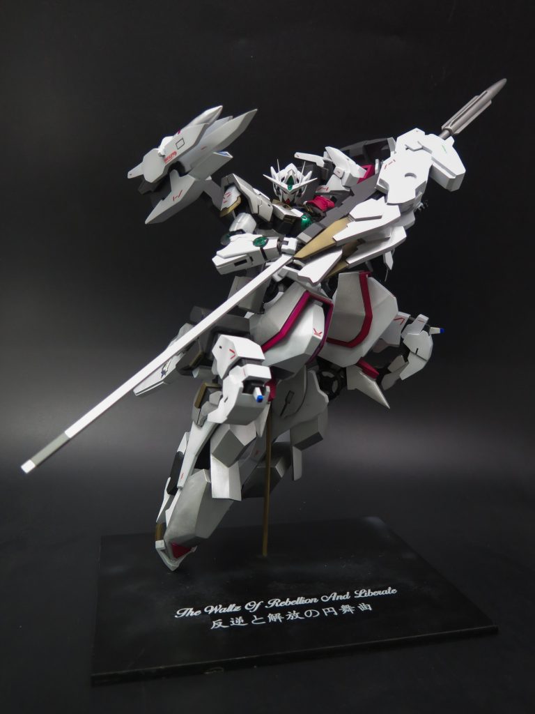 GNランス--アリコーンMk3一角獣をモチーフした、本機専用のランス。試作大型冷却ユニットを装着し、刺す相手を絶対零度に凍らせる。それ以外、制作者の好みで旗を内蔵や展開も可能。本人はこのランスで機動力を活かした一撃離脱戦法を愛用する。