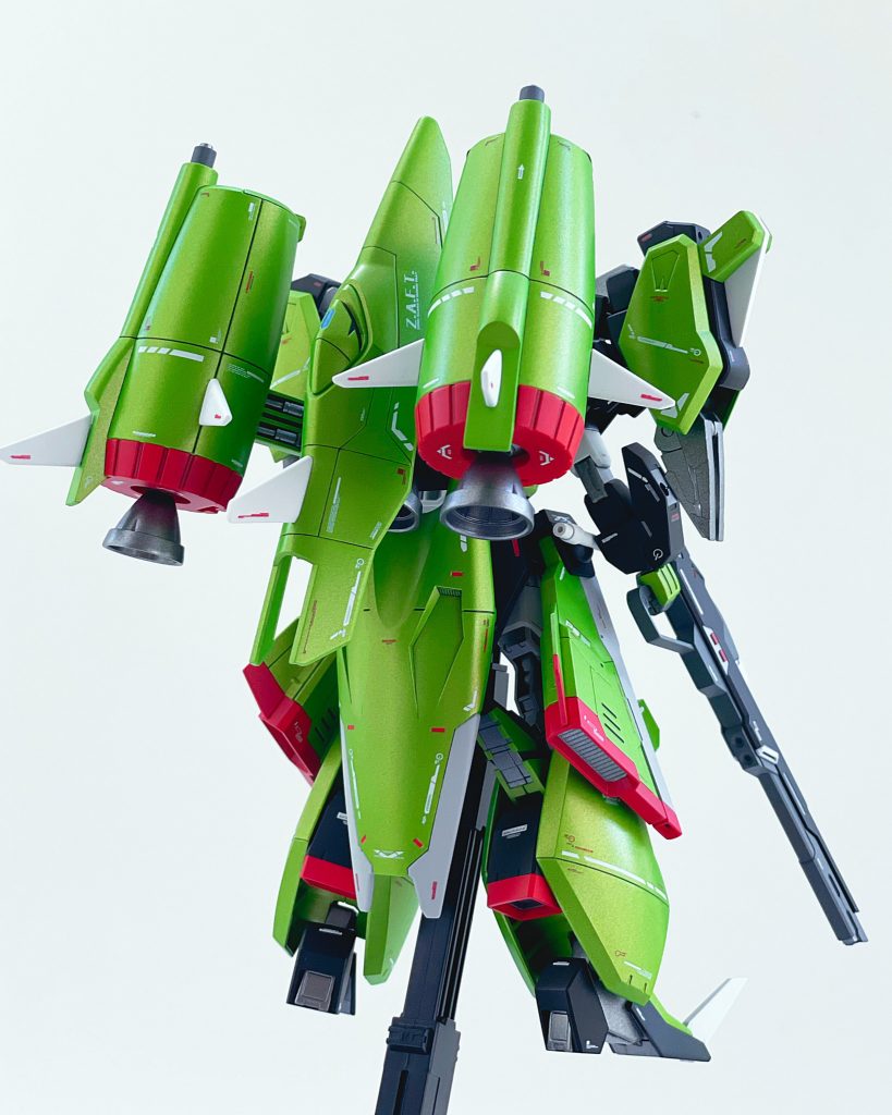 後ろ姿方は緑一色ですね!ドッキング時のコアガンダムの足裏がちゃんとデザインに含まれるように考えて配置しています。よく見ないとわからないところもしっかりデテールアップしてみました!ポットの接続部などはチラ見絵するように肉抜きをディテールで埋めています。