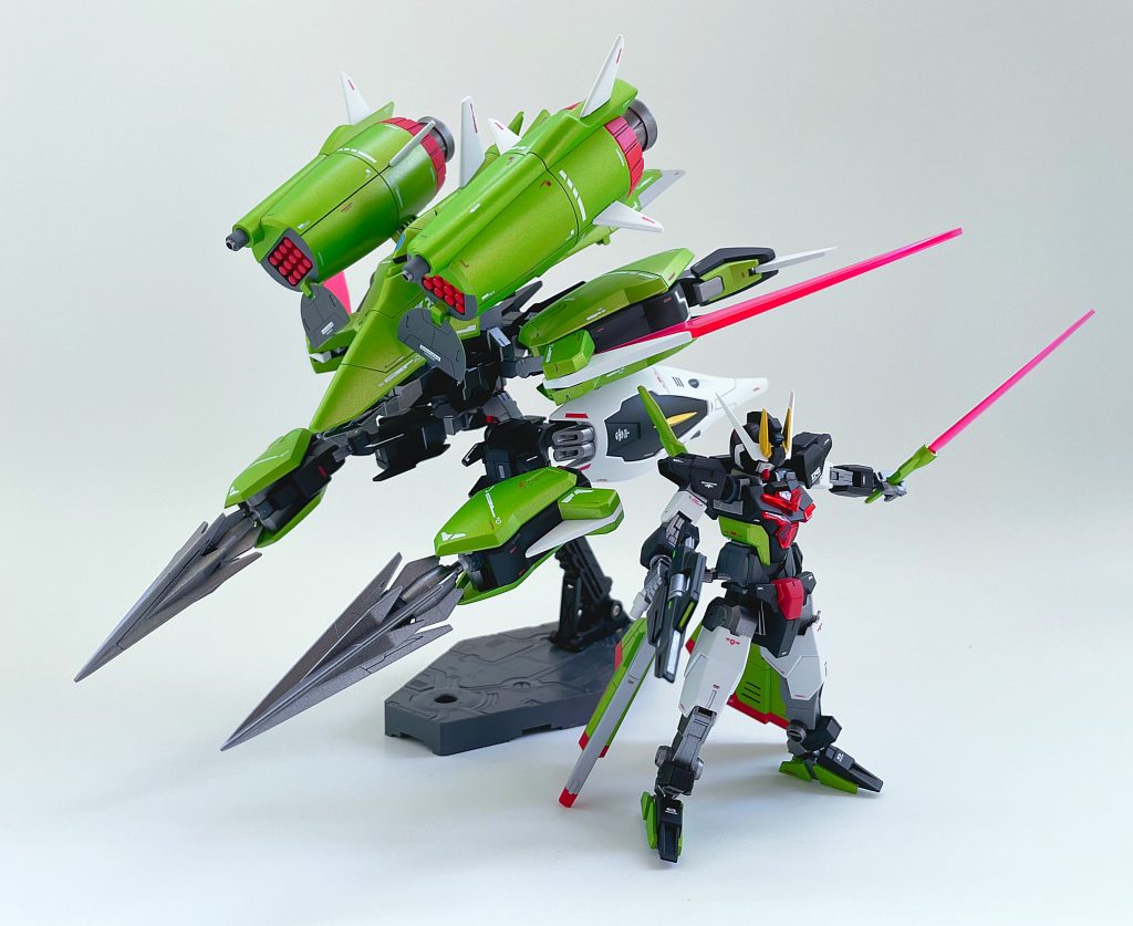 アームの先端は様々なオプションに変更することができる設定ですが今回はクローとドリルの2種のみ作成しました。ほかにもいくつか仮組はしていますwまた脚部アーマーのビークローは展開可能突撃時は前面に展開します。※本来ならアームについてるクローもビームクロー展開できるはず・・