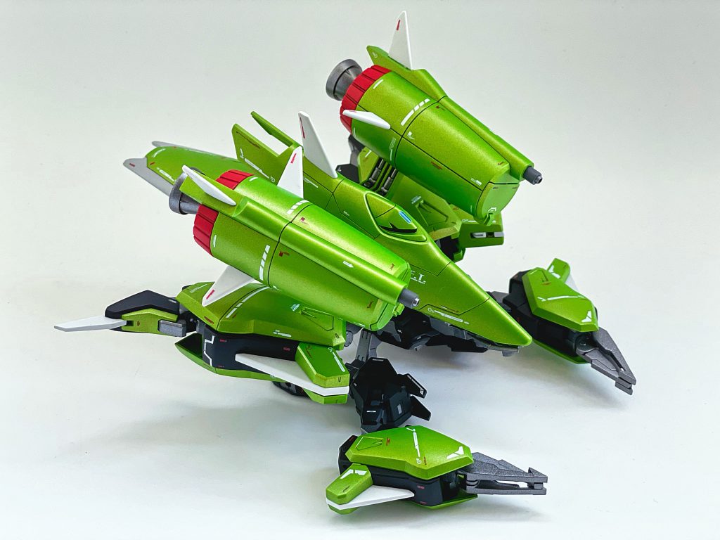 ■カオスパーブアーマーアーマー単体だと後ろに重たい姿になってしまったのでモビルアーマーのようなバランスにするため前面にアームを取り付けました。ドッキング後違和感なく変形し納めれるようにかなり微調整を繰り返して一番最後の完成となったのがこのアーム部分になります。汗