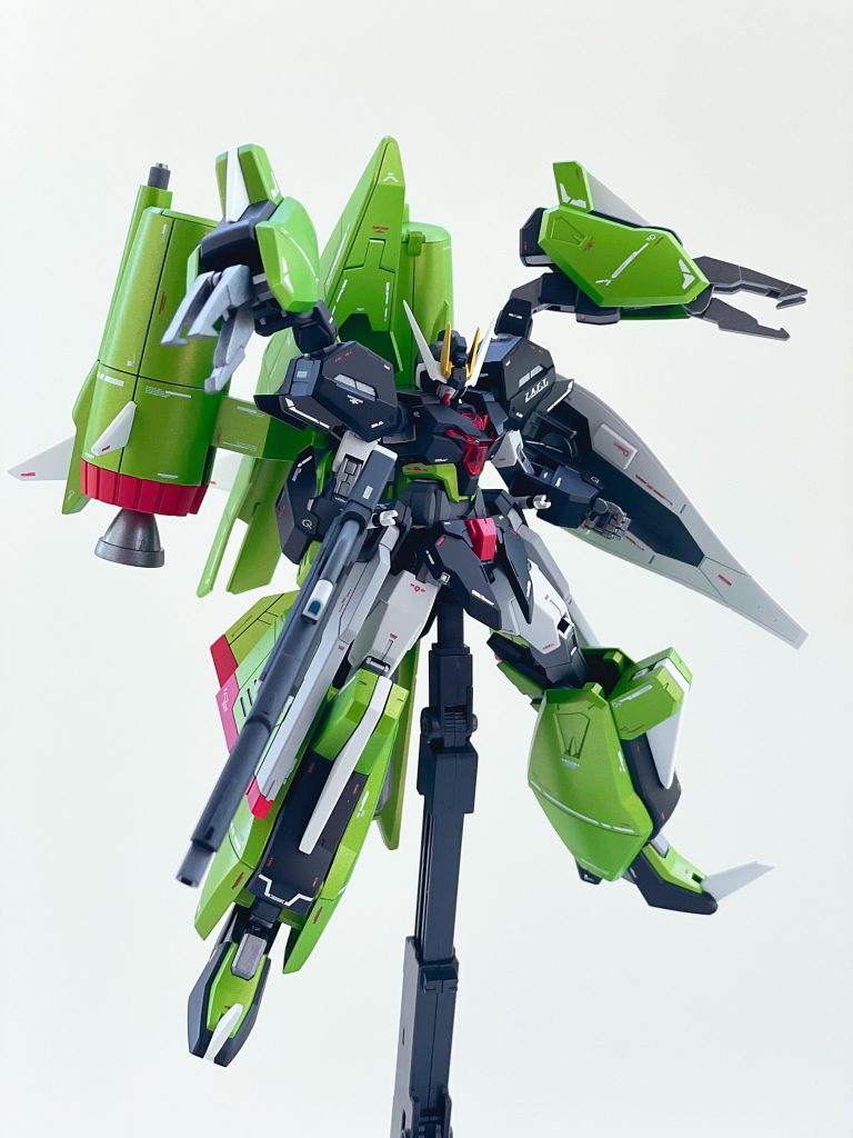 サブアームはそのまま展開する以外に腕への換装が可能です!リミデットチェンジ的なことがしたくてアーマーの中で自由度のある設計にしました。